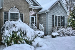 Pros and Cons of Repairing and Installing Siding in the Winter